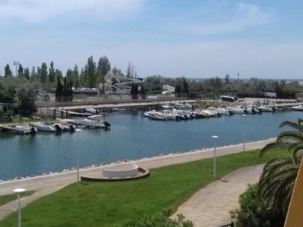 une vue d'une marina avec des bateaux dans l'eau dans l'établissement Studio Cabine Climatisé 3 Couchages avec Terrasse et Parking Privé - Port Camargue - FR-1-731-92, au Grau-du-Roi
