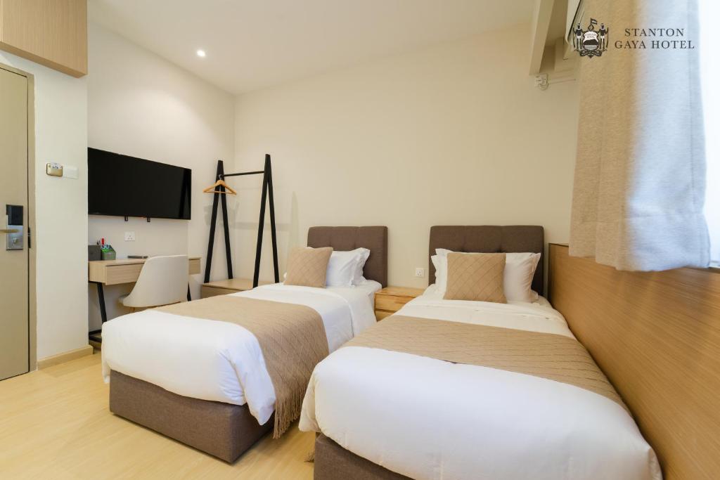 Postel nebo postele na pokoji v ubytování Stanton Gaya Hotel