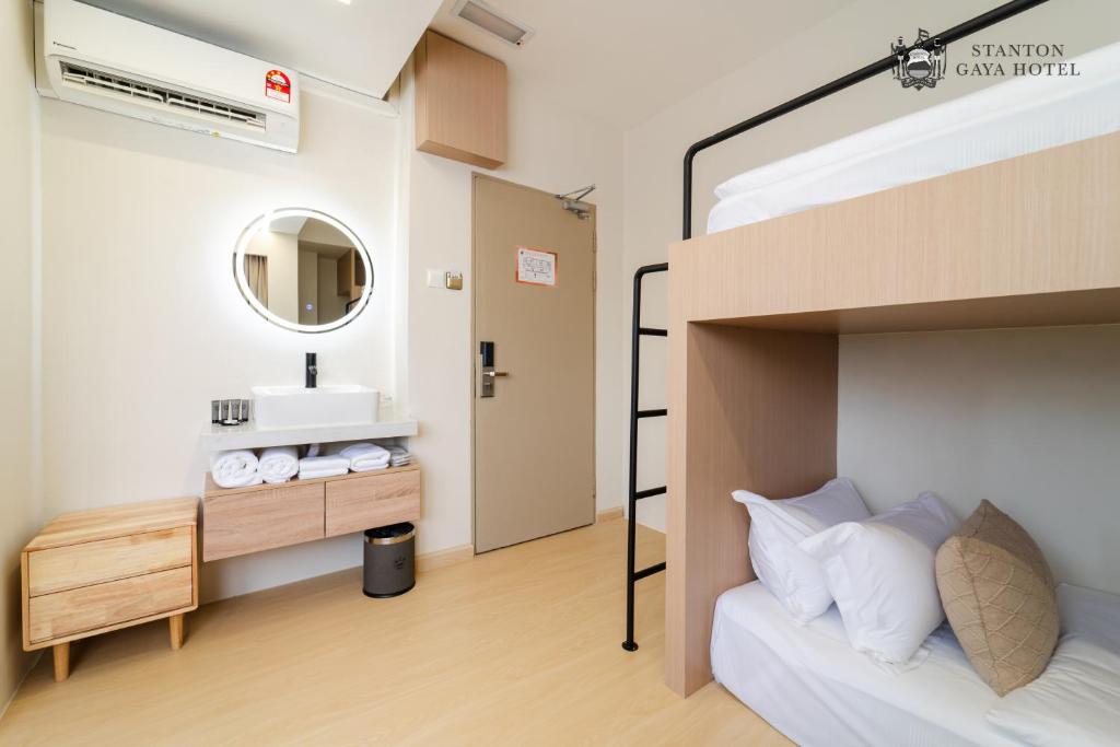 Postel nebo postele na pokoji v ubytování Stanton Gaya Hotel