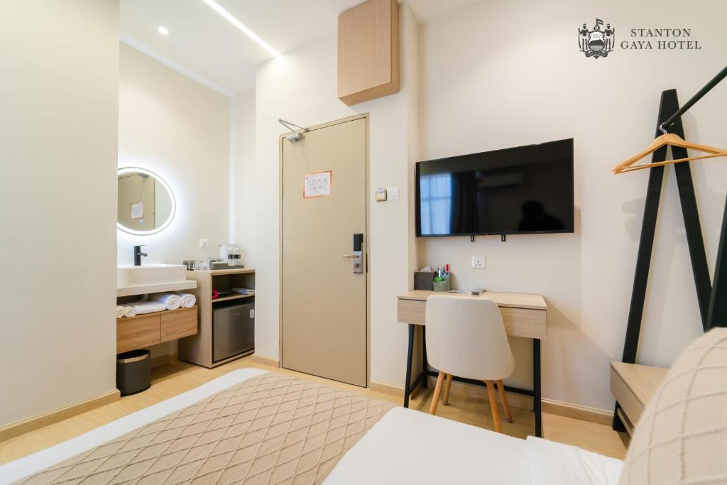 TV a/nebo společenská místnost v ubytování Stanton Gaya Hotel