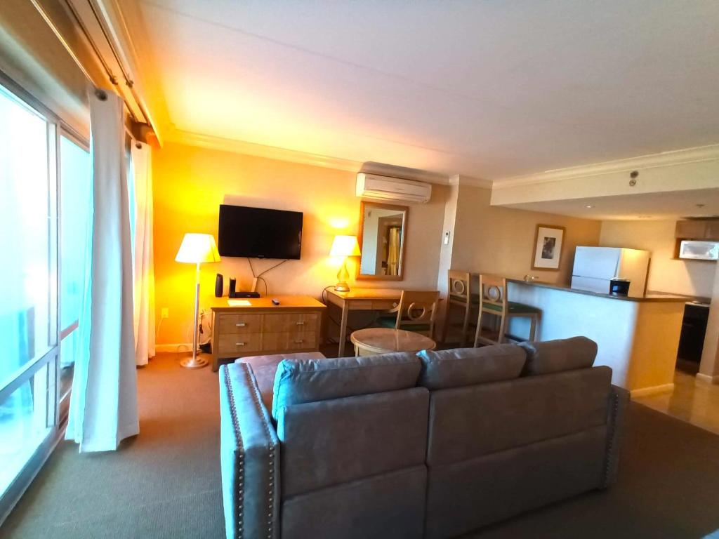 TV a/nebo společenská místnost v ubytování Ilikai Apt 302 - Spacious Studio with Stunning Ocean & Harbor Views