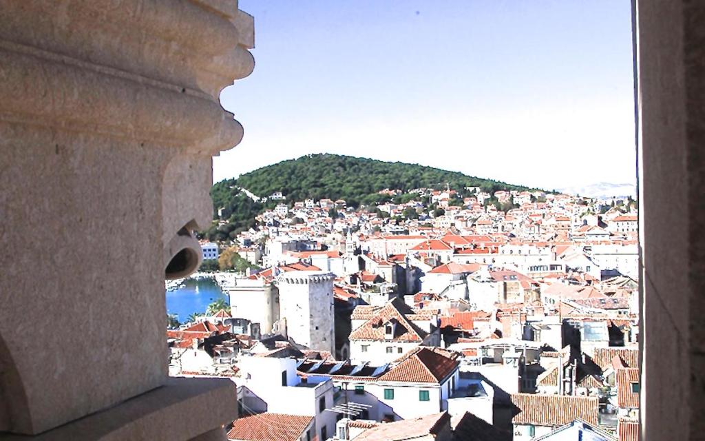 Nespecifikovaný výhled na destinaci Split nebo výhled na město při pohledu z penzionu