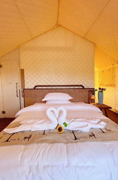 Postel nebo postele na pokoji v ubytování Zhangjiajie Cliff Flower RV Tent Hotel