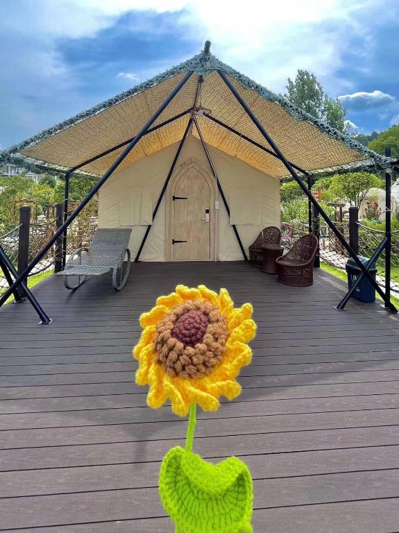Fotografie z fotogalerie ubytování Zhangjiajie Cliff Flower RV Tent Hotel v destinaci Sanguansi