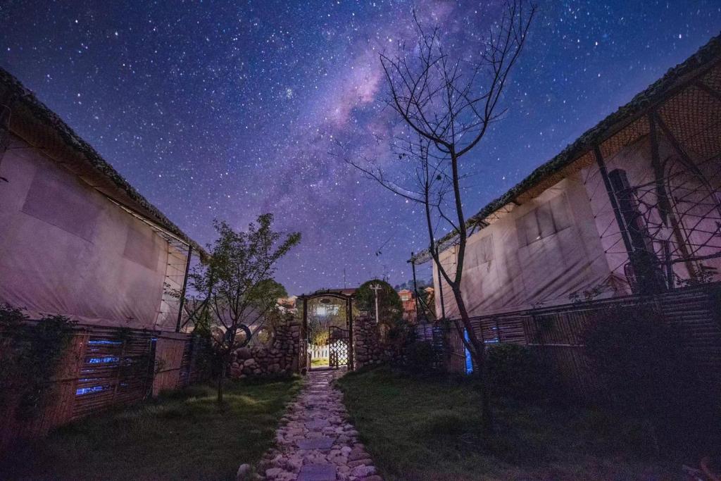 Fotografie z fotogalerie ubytování Zhangjiajie Cliff Flower RV Tent Hotel v destinaci Sanguansi