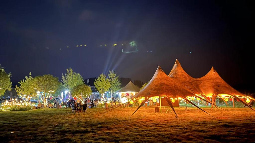 Fotografie z fotogalerie ubytování Zhangjiajie Cliff Flower RV Tent Hotel v destinaci Sanguansi