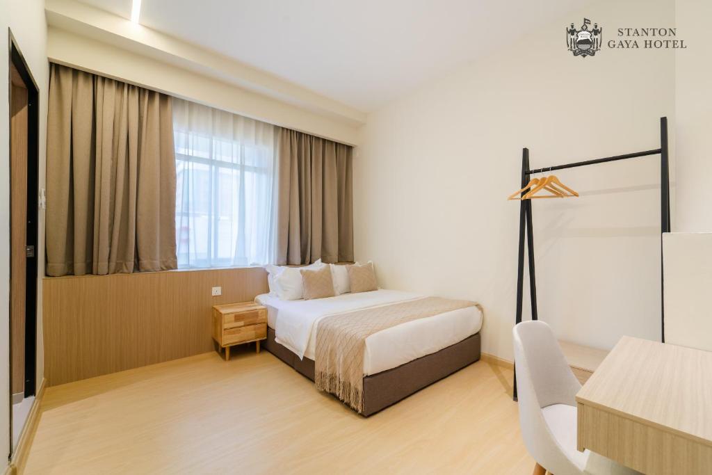 Postel nebo postele na pokoji v ubytování Stanton Gaya Hotel