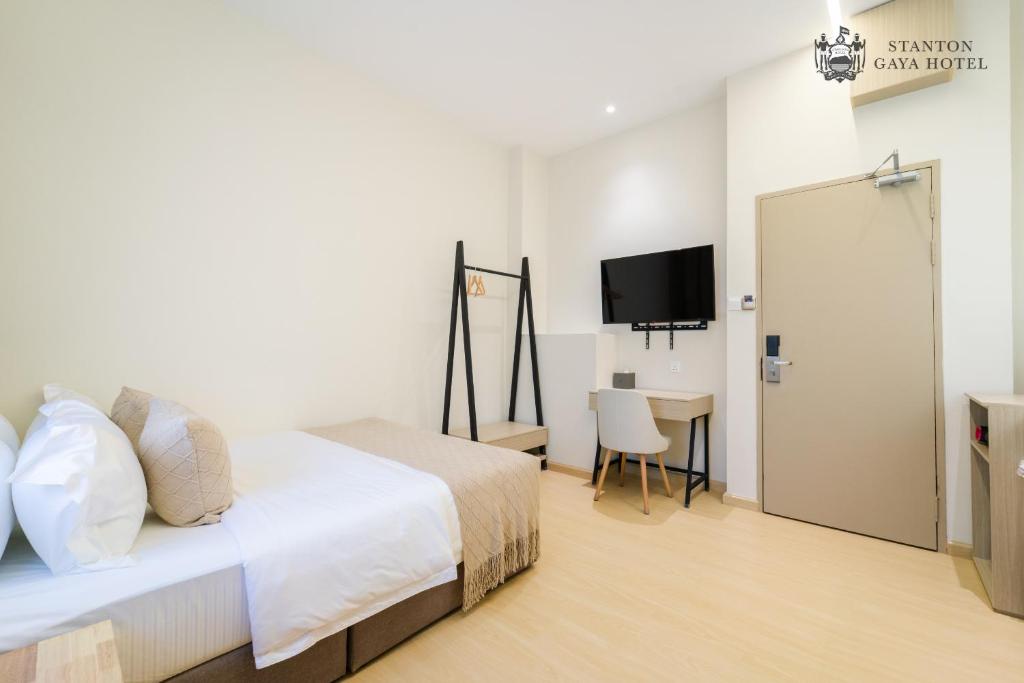 Postel nebo postele na pokoji v ubytování Stanton Gaya Hotel