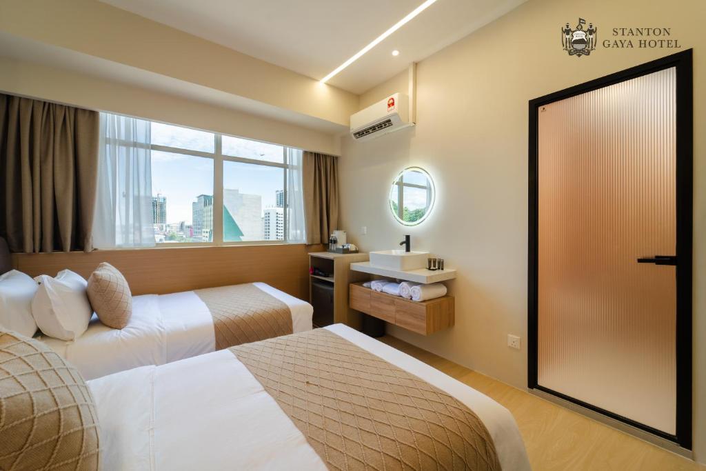 Postel nebo postele na pokoji v ubytování Stanton Gaya Hotel