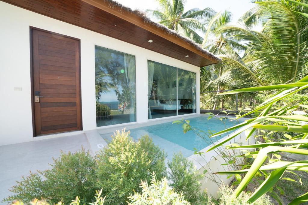 Bazén v ubytování Resto Sea Resort - Baan Krut nebo v jeho okolí