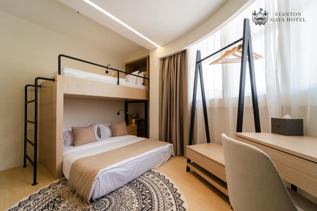 Postel nebo postele na pokoji v ubytování Stanton Gaya Hotel