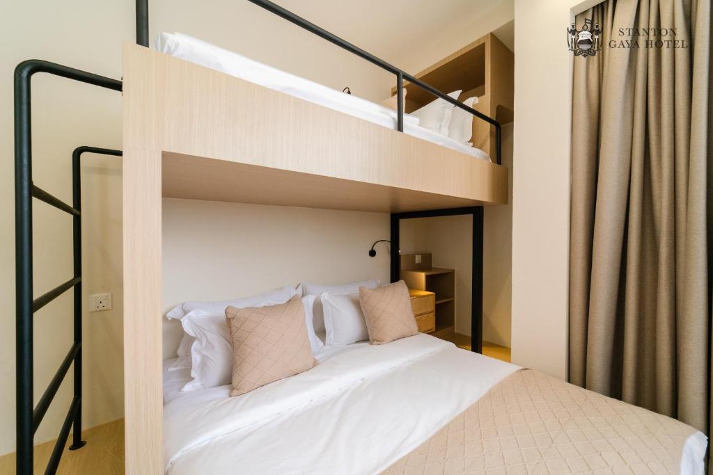 Postel nebo postele na pokoji v ubytování Stanton Gaya Hotel