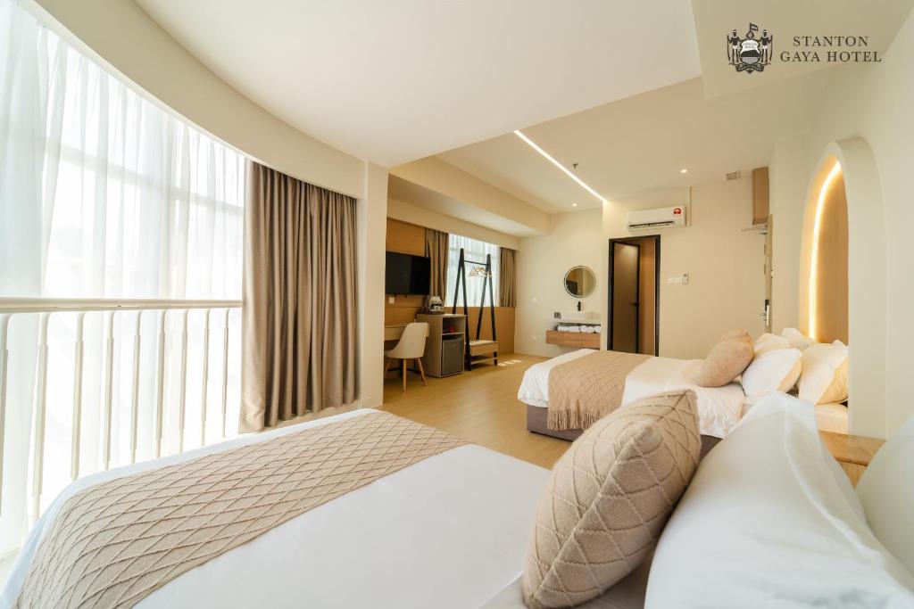 Postel nebo postele na pokoji v ubytování Stanton Gaya Hotel