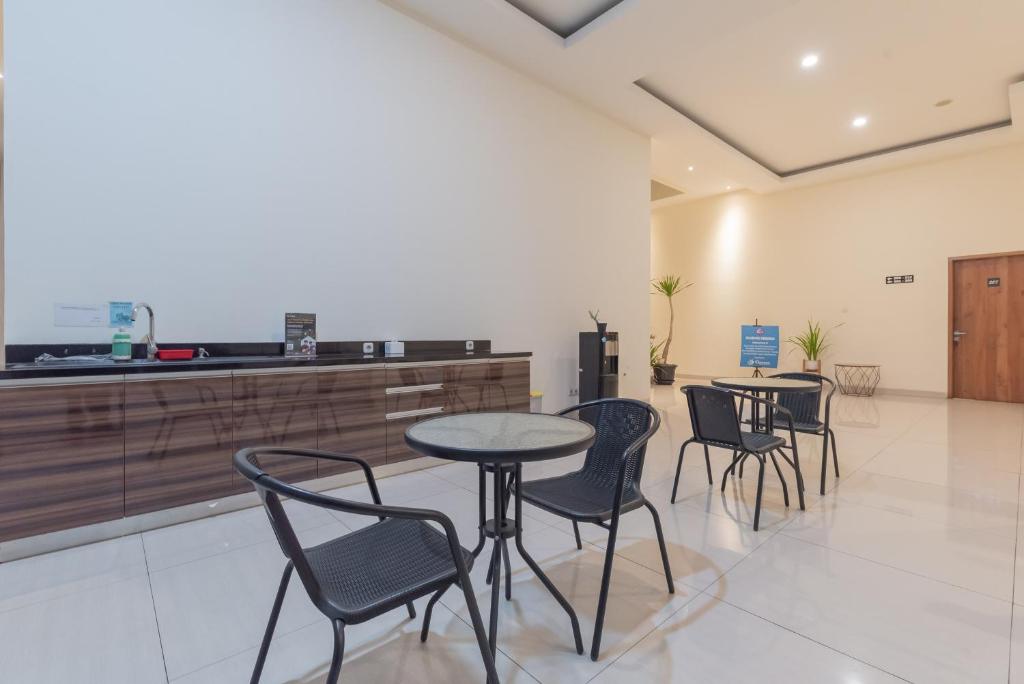 Posezení v ubytování Urbanview Darmo Residence Bandung