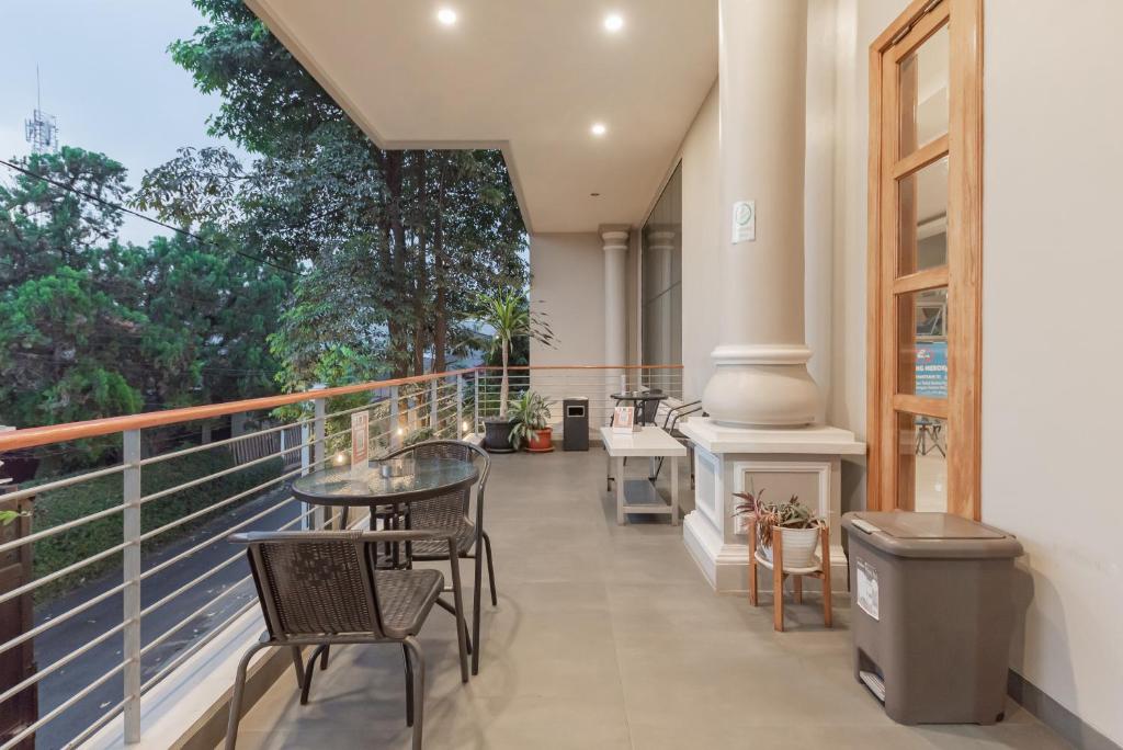 Balkón nebo terasa v ubytování Urbanview Darmo Residence Bandung