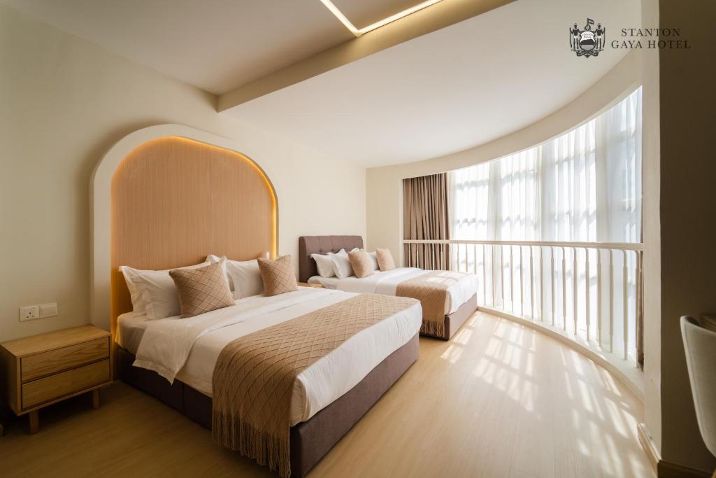 Postel nebo postele na pokoji v ubytování Stanton Gaya Hotel