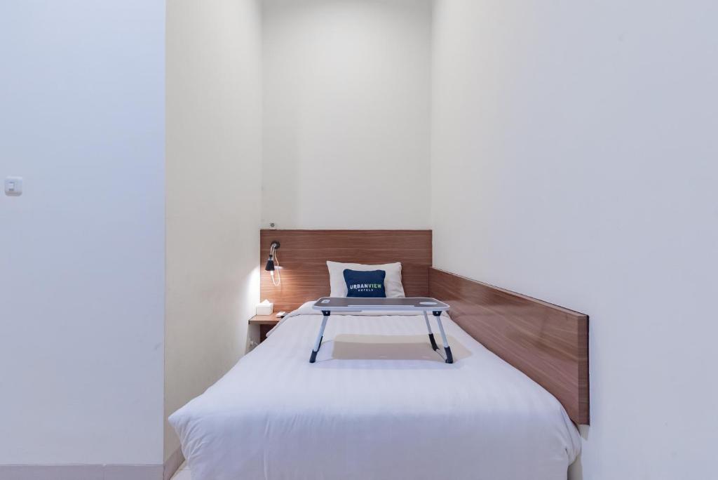 Postel nebo postele na pokoji v ubytování Urbanview Darmo Residence Bandung