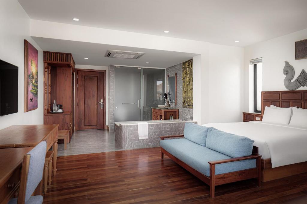 TV a/nebo společenská místnost v ubytování Two Seasons Siem Reap Hotel