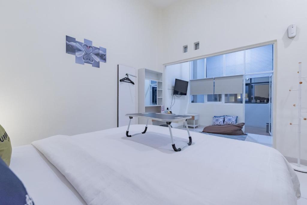 Postel nebo postele na pokoji v ubytování Urbanview Darmo Residence Bandung
