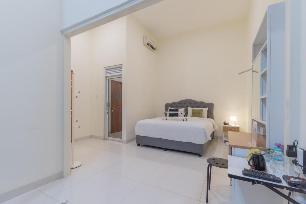 Postel nebo postele na pokoji v ubytování Urbanview Darmo Residence Bandung