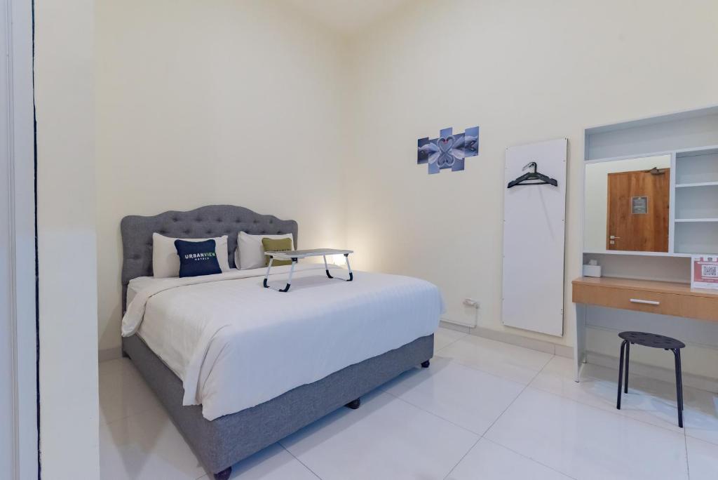 Postel nebo postele na pokoji v ubytování Urbanview Darmo Residence Bandung