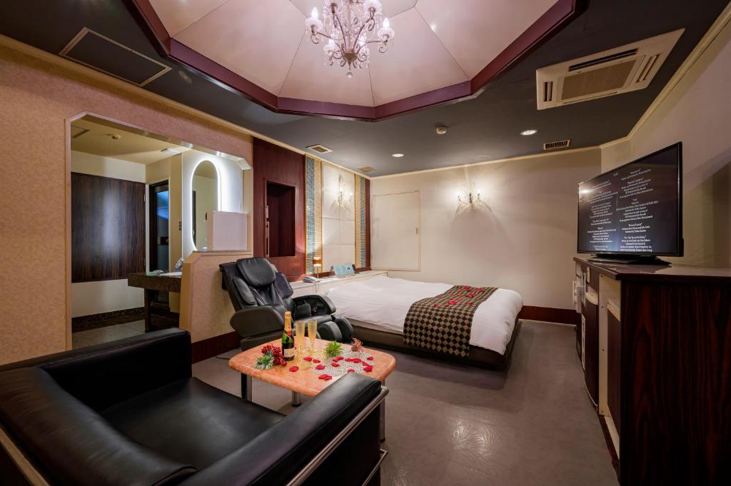 TV a/nebo společenská místnost v ubytování HOTEL MOBILIA (Adult Only)