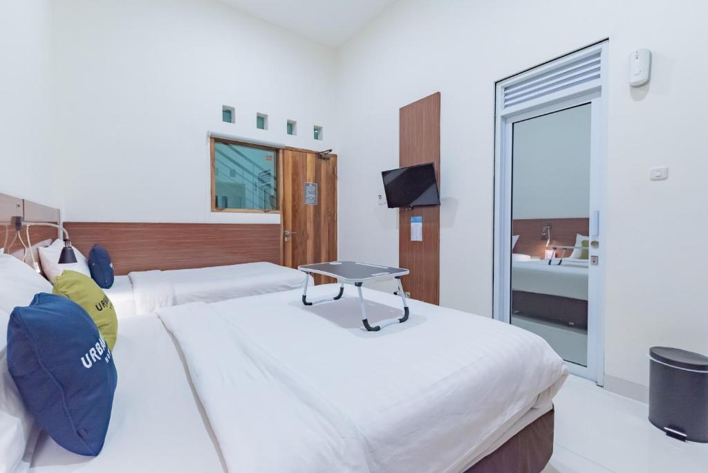 Postel nebo postele na pokoji v ubytování Urbanview Darmo Residence Bandung