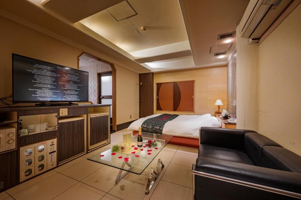 TV a/nebo společenská místnost v ubytování HOTEL MOBILIA (Adult Only)
