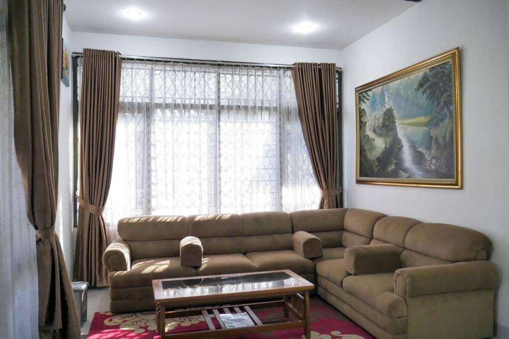 Puncak Villa Lotus D33 - Three-Bedroom Villa