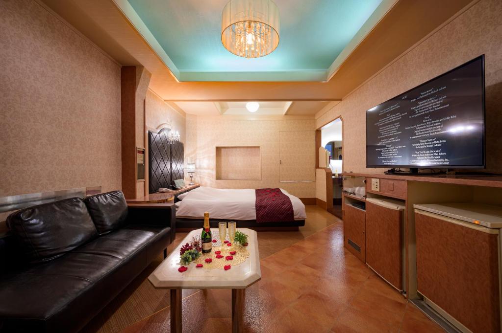 TV a/nebo společenská místnost v ubytování HOTEL MOBILIA (Adult Only)