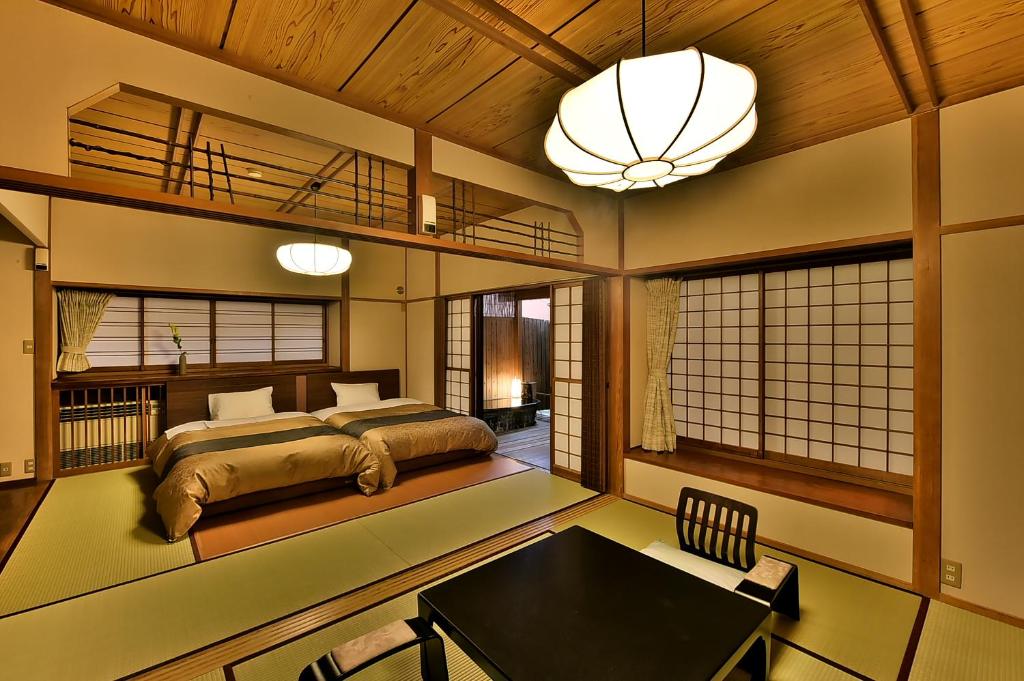 Postel nebo postele na pokoji v ubytování 戸倉上山田温泉玉の湯