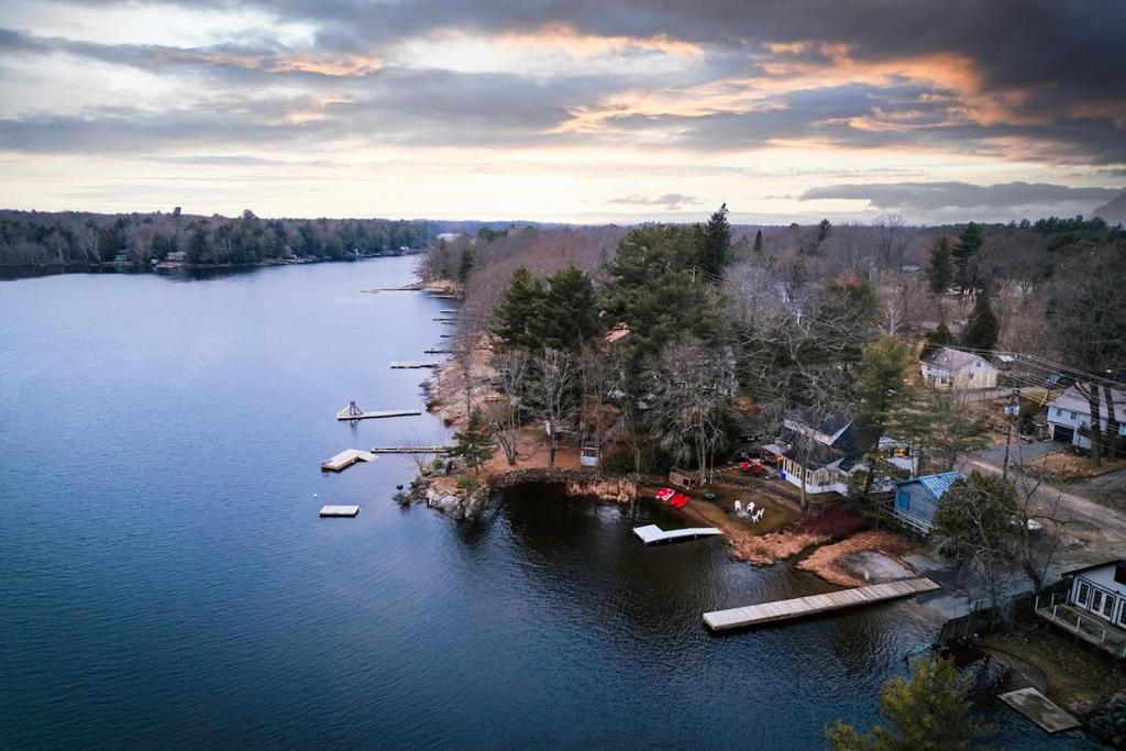 Suitetrails - Muskoka Waterfront Cottage - Moon River with HOT TUB