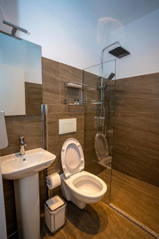 Koupelna v ubytování GJUHADOLI HOTEL Restaurant