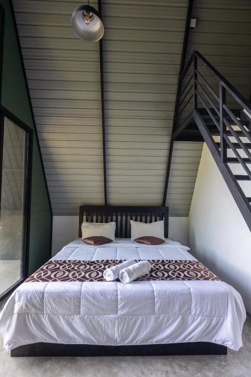 Postel nebo postele na pokoji v ubytování Kandy, River Moon Cabin