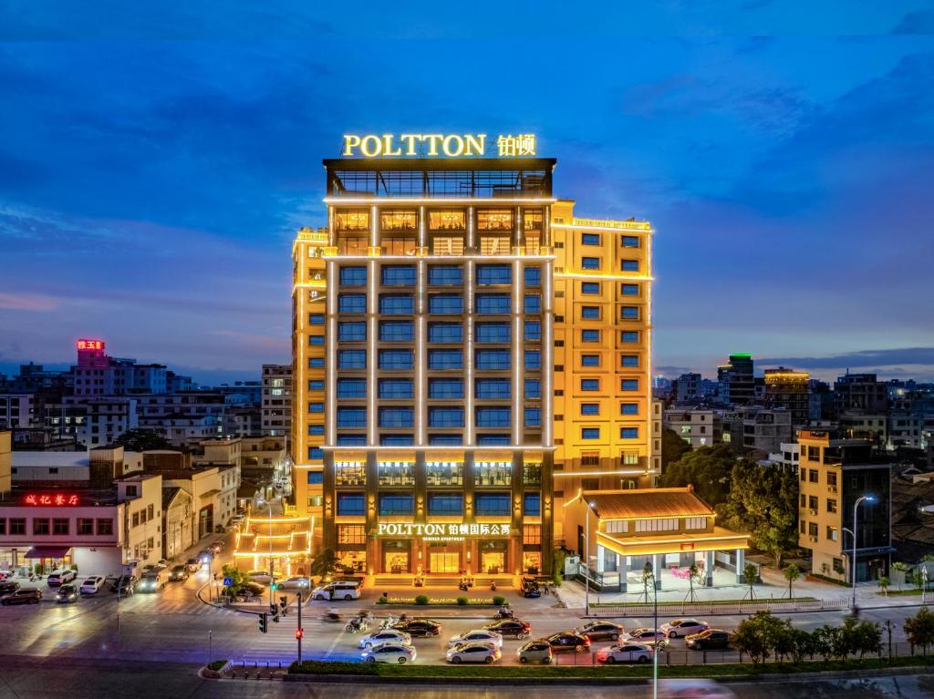 潮州Poltton International Hotel - Chaozhou Hanjiang的一座黄色建筑，上面有“污染第一”的标志