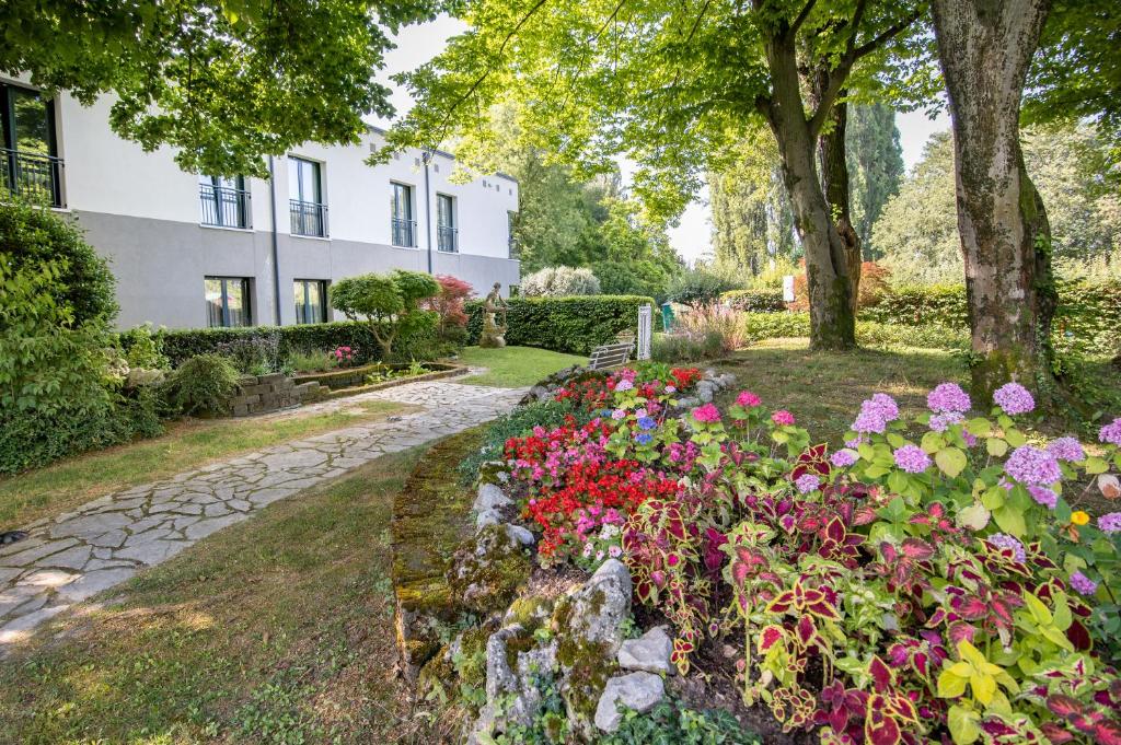 ogród kwiatów przed budynkiem w obiekcie Hotel all'Orso w mieście Biancade