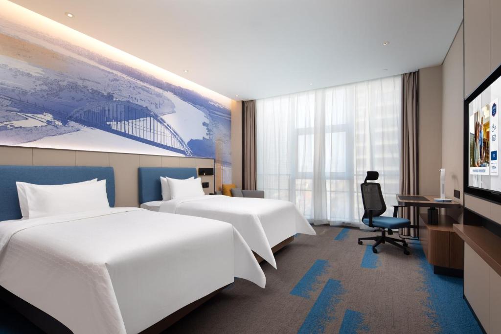 Postel nebo postele na pokoji v ubytování Hampton by Hilton Guigang