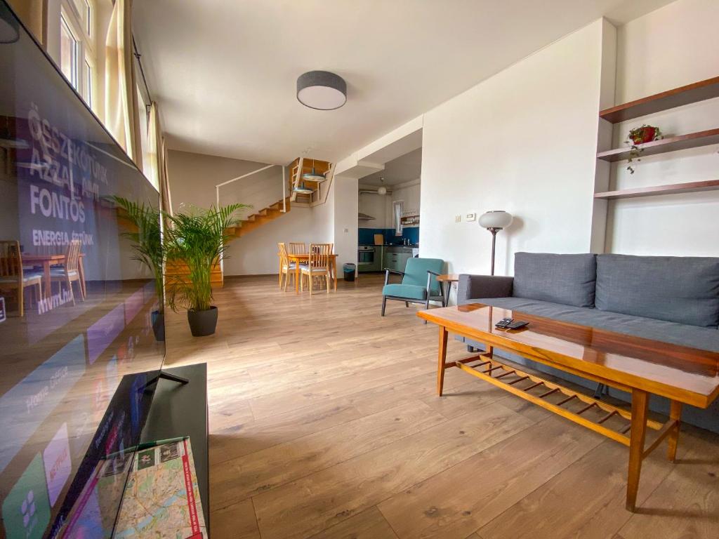Spacious 2 story loft w balcony near Opera, Andrassy 1066 Budapest, Dessewffy utca 28 4 kép - 1