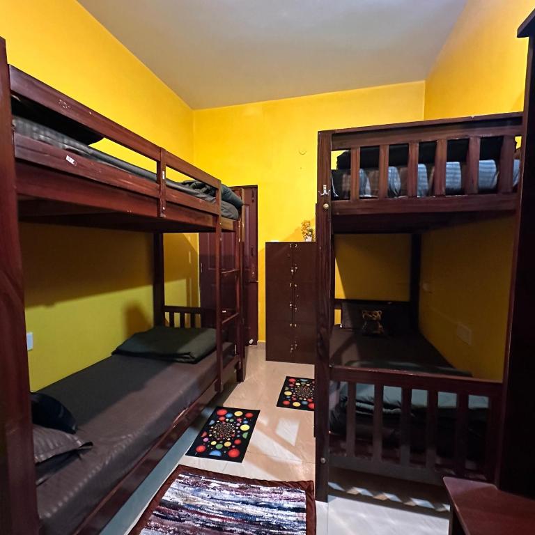 Postel nebo postele na pokoji v ubytování Rastafari - The Backpackers Hostel