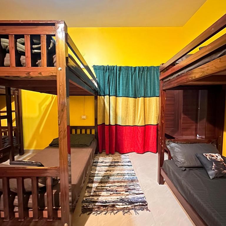 Postel nebo postele na pokoji v ubytování Rastafari - The Backpackers Hostel