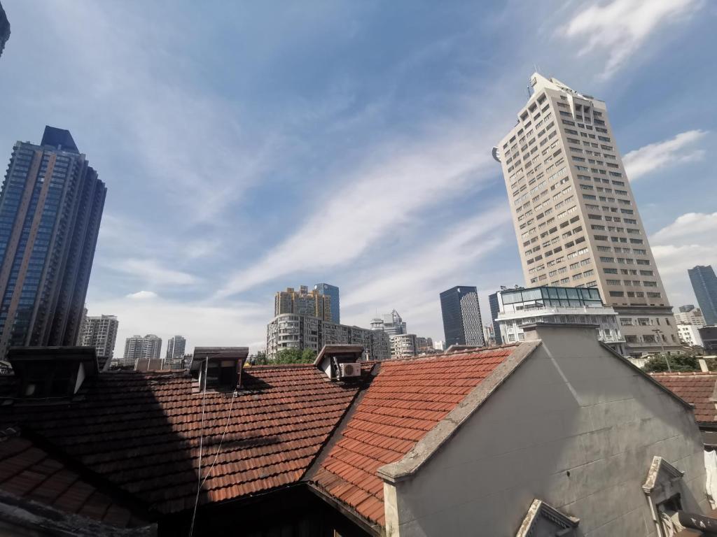 Nespecifikovaný výhled na destinaci Šanghaj nebo výhled na město při pohledu z hotelu