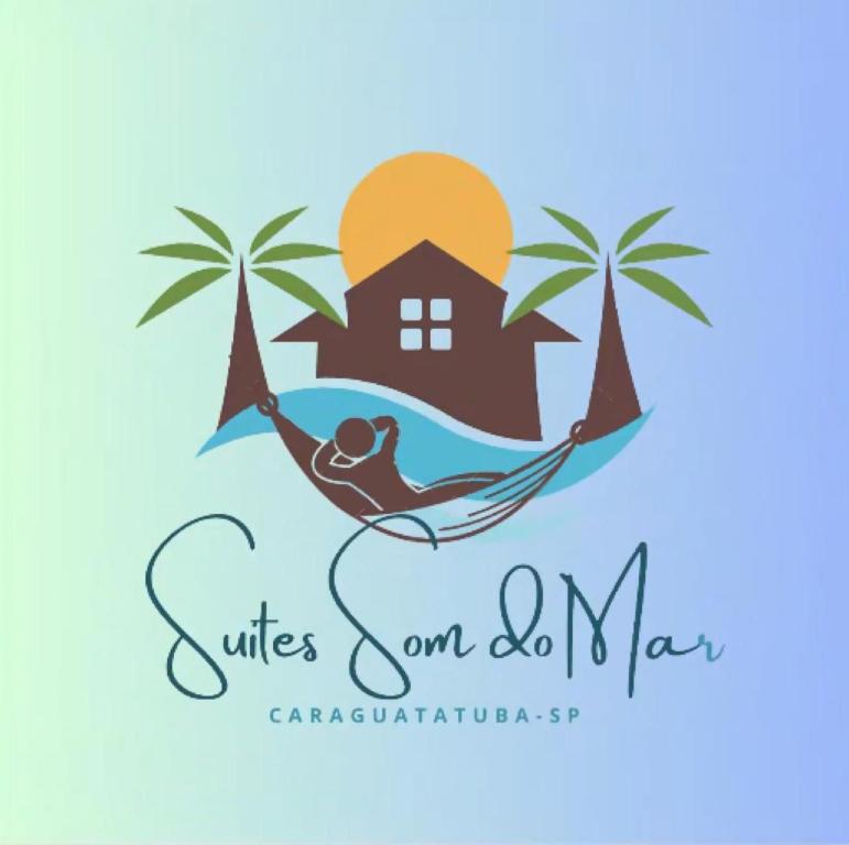 Un hombre en una hamaca con palmeras y una casa. en Suítes Som do Mar, en Caraguatatuba
