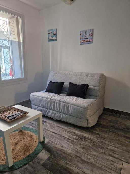 un salon avec un canapé et une table dans l'établissement Appartement Toulon Mourillon, à Toulon