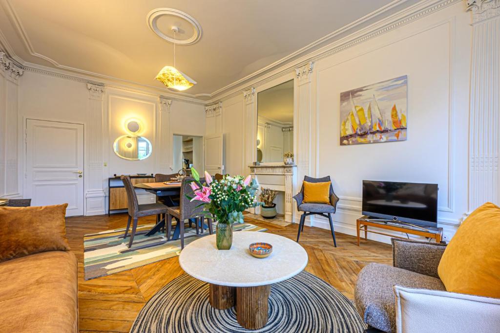 un salon avec un canapé et une table dans l'établissement La Demeure de l'Armateur - Appt vue port de Vannes, à Vannes