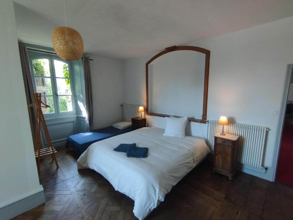 Postel nebo postele na pokoji v ubytování Chambres d'hôtes l'arche d'Yvann
