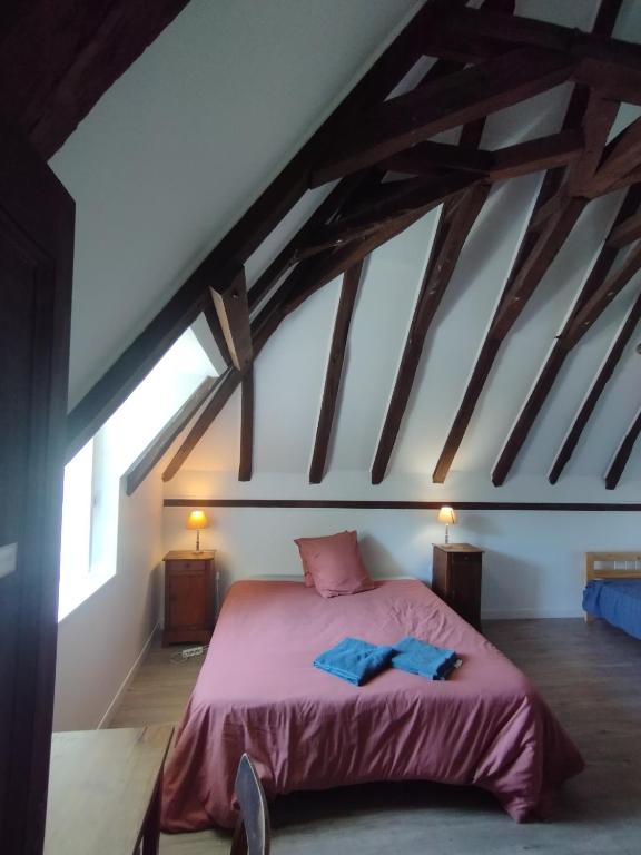 Postel nebo postele na pokoji v ubytování Chambres d'hôtes l'arche d'Yvann