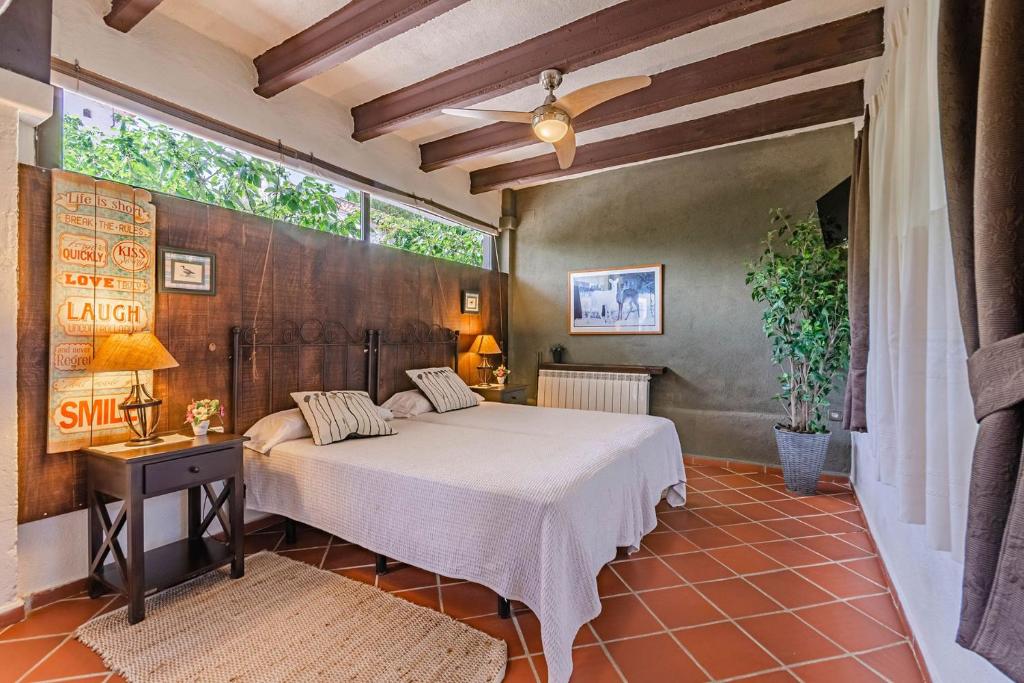 Postel nebo postele na pokoji v ubytování Comarquinal Bioresort Penedes