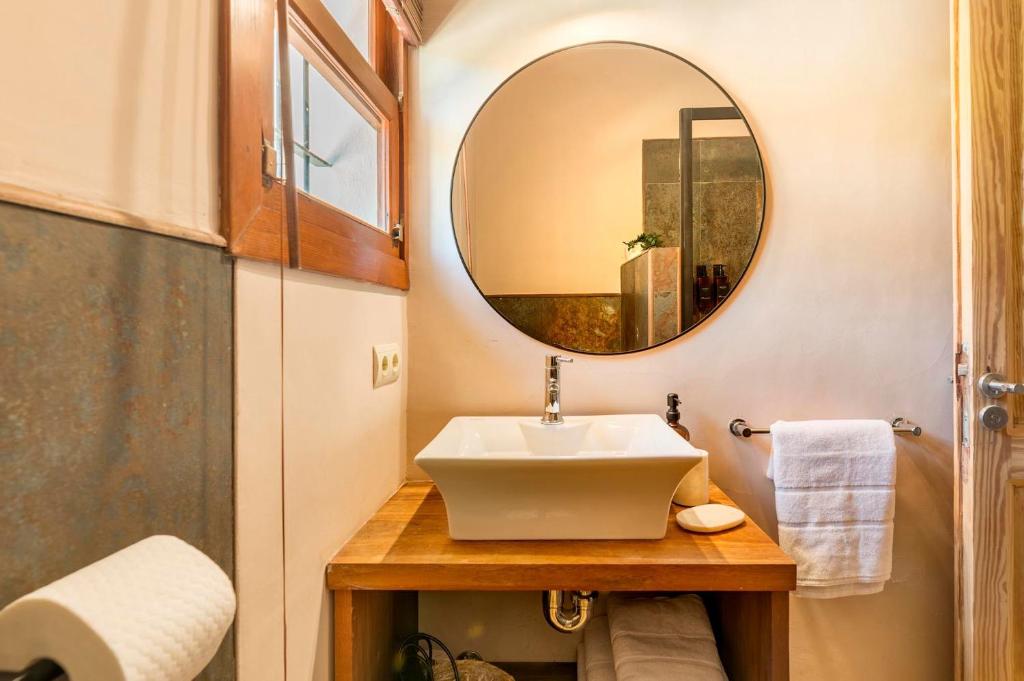 a bathroom with a sink and a mirror at Can Botanic in Sant Josep de sa Talaia