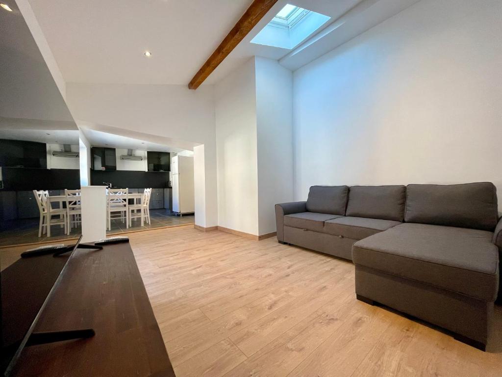 un salon avec un canapé et une table dans l'établissement Duplex de bezons - parking - Entre centre-ville et cité médiévale, à Carcassonne
