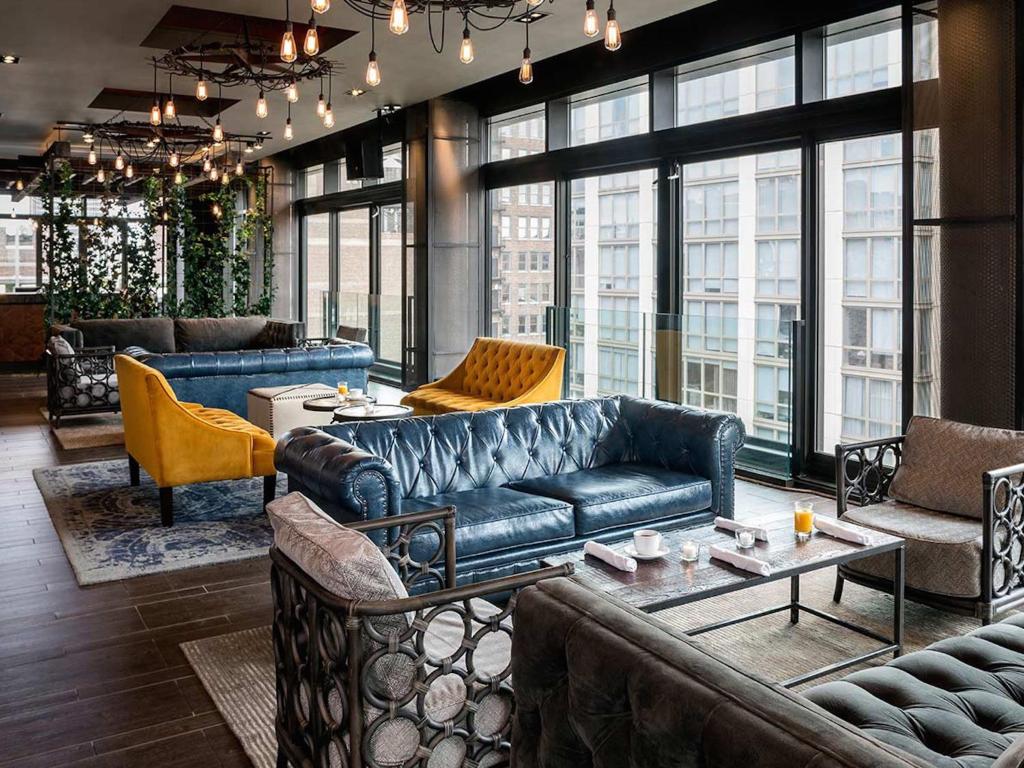 Uma área de estar em Royalton Park Avenue